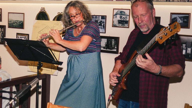 Oma laesst gruessen – Jacqueline und Peter Herrmann Musikalische Lesung im "Kirchlein". Jacqueline und Peter Herrmann.
