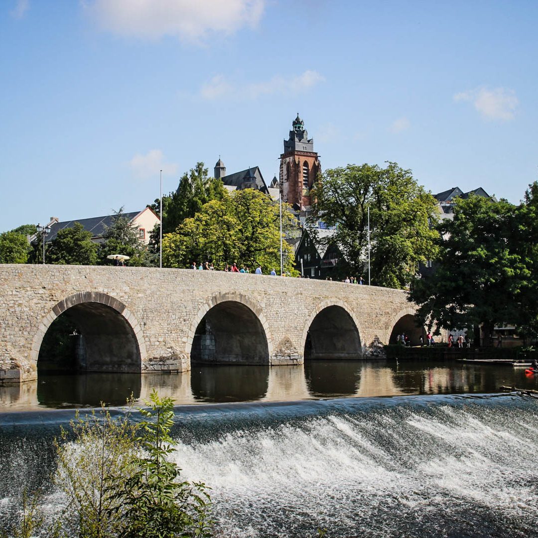 Impression Wetzlar. Alte Lahnbrücke mit Blick auf Wetzlarer Dom.