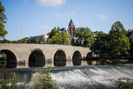 Impression Wetzlar. Alte Lahnbrücke mit Blick auf Wetzlarer Dom.