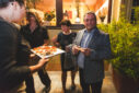 Gäste des Kulinarik-Event beim Secco-Empfang auf der Terrasse