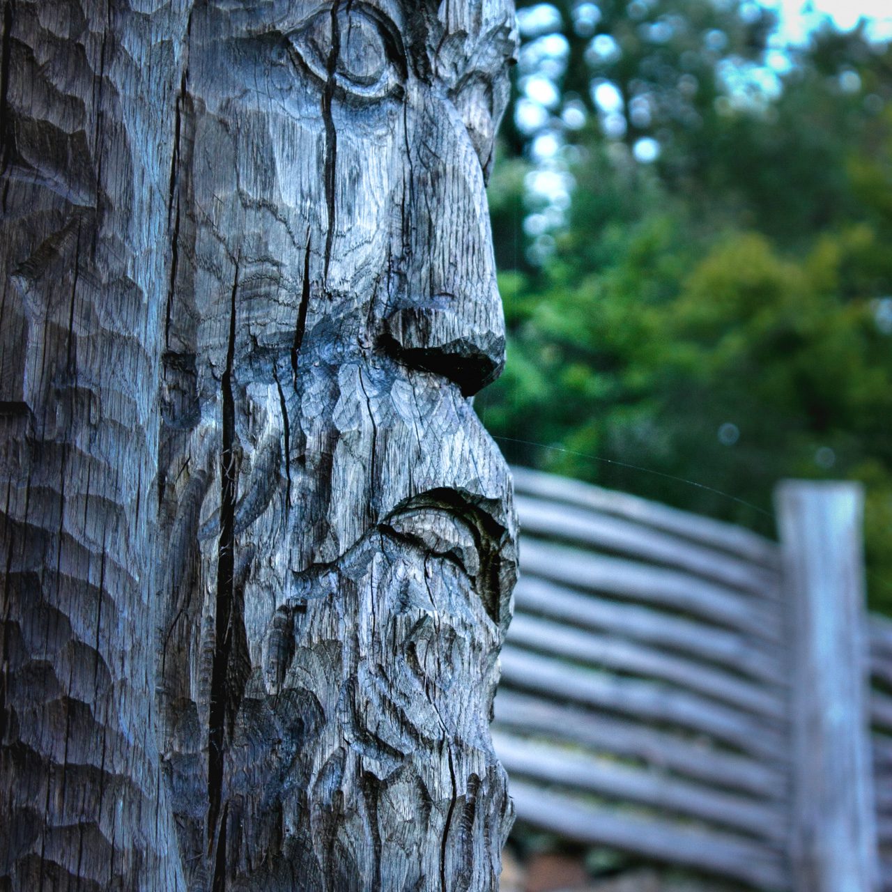 Skulptur im Keltengehöft am Dünsberg
