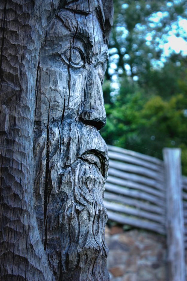 Skulptur im Keltengehöft am Dünsberg