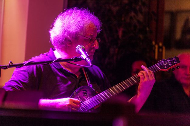 tonART – Berthold Schäfer Berthold Schäfer vom Duo tonART im Scheinwerferlicht. Detail.