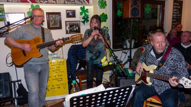 Kunst-Event Celtic Tree – Auftritt Celtic Tree bei ihrem Auftritt im "Kirchlein"