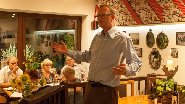 Kulinarik-Event Kaese & Wein – Sommelier Hanns Fertsch Sommelier Hanns Fertsch erläutert Käse und Weine