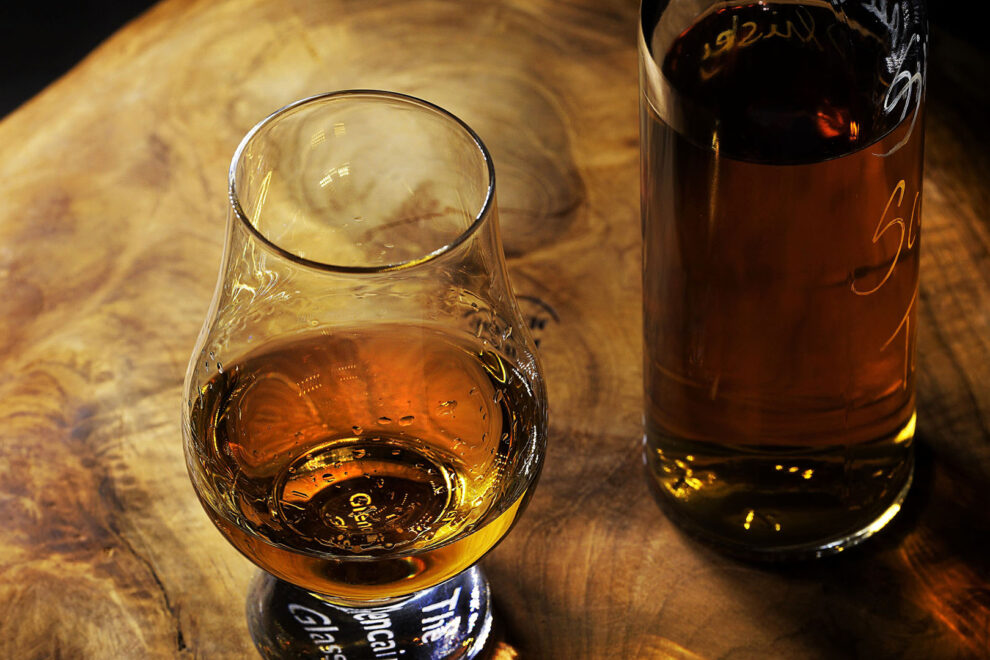 Whisky-Tasting-Glas und Whiskyflasche
