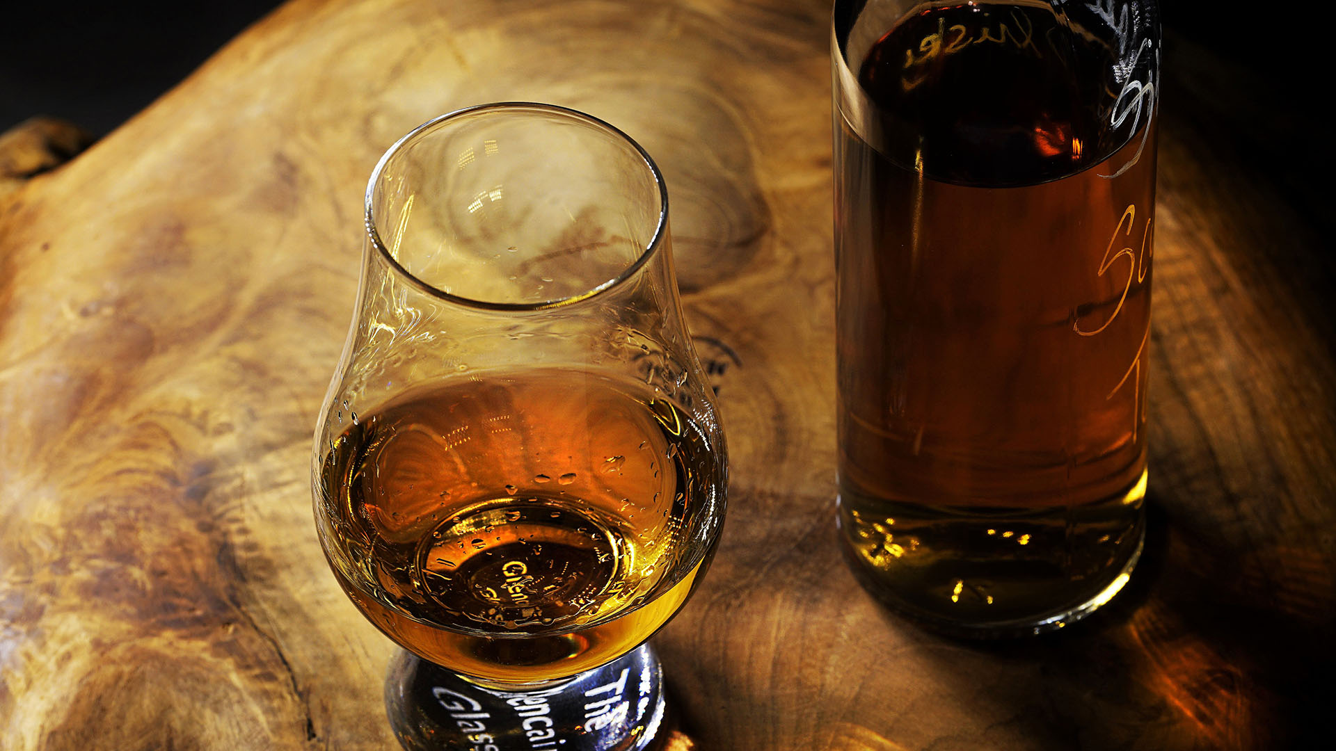 Whisky-Tasting-Glas und Whiskyflasche