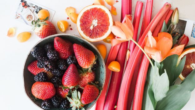 kulinarik-event-frühlingskaffee-mood Frühlingsstimmung mit Beeren, Früchten und Tulpen.