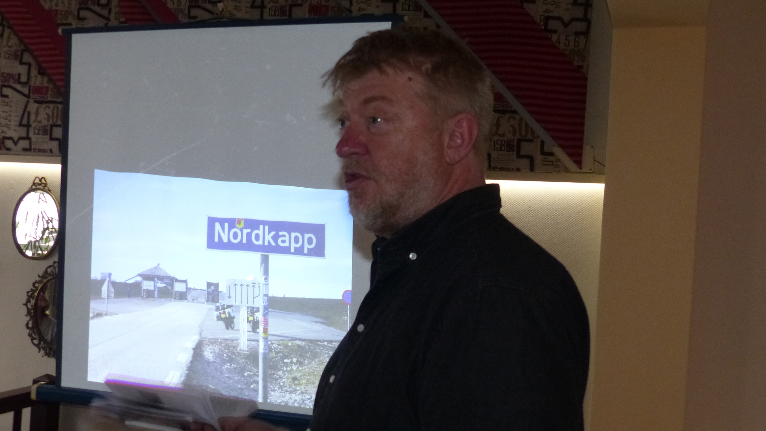 Paddy Schmidt beim Vortrag "Far away" mit Foto vom Nordkap.