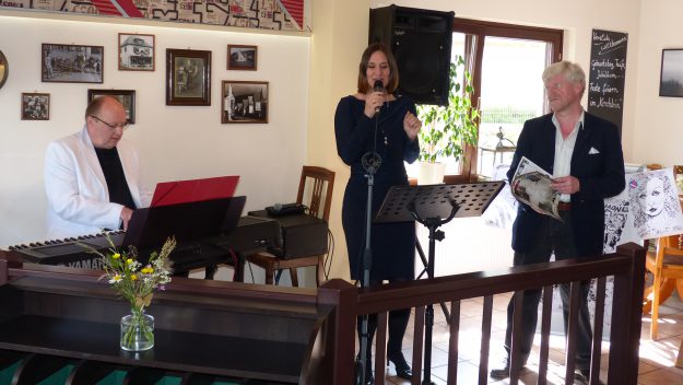 kunst-event-bellepianopainters-am-kirchlein Belle & The Pianopainters bei ihrem Auftritt im Kirchlein. Detail.