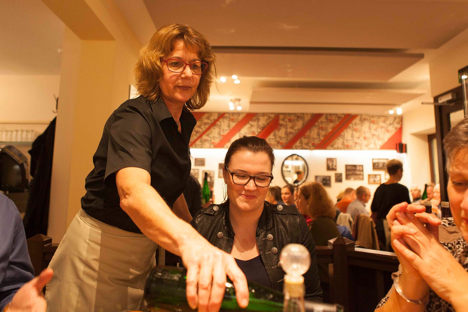 Annette Woitschitzky bewirtet Gäste bei einem Kulinarik-Event.