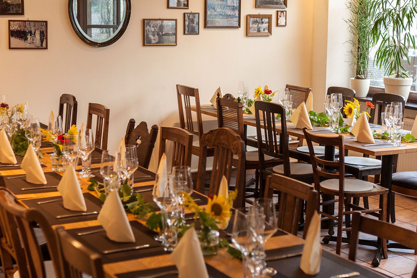 Gedeckte Tische mit Sonnenblumendekoration