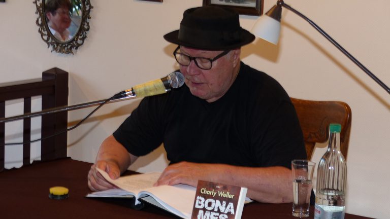 Charly Weller bei der Krimilesung im Gästehaus Am Kirchlein.