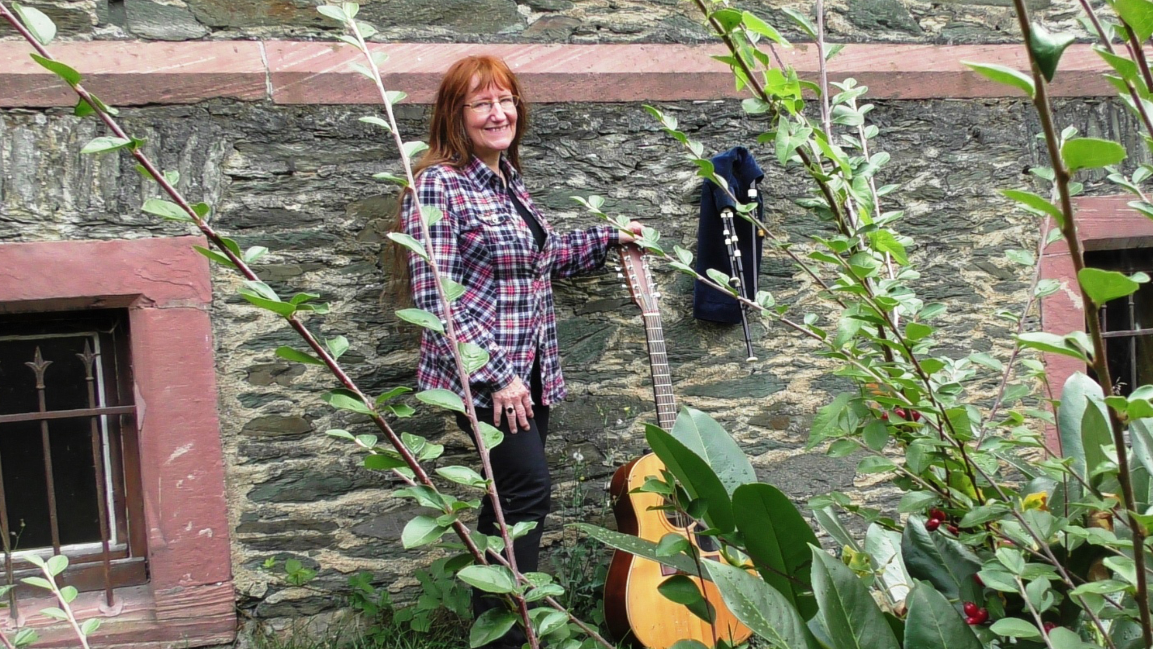 Cora Gladitz mit Instrumenten im Garten.