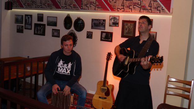 Johannes Meiser und Max Pfreimer vom Duo „Jo & Max“ bei ihrem Konzert im "Kirchlein"
