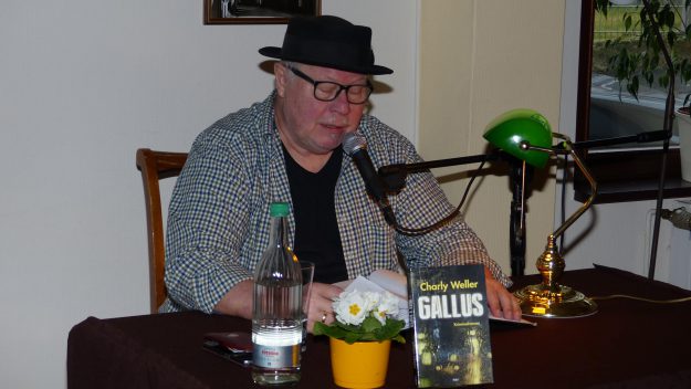Charly Weller mit seinem Buch "Gallus" bei der Lesung im Kirchlein