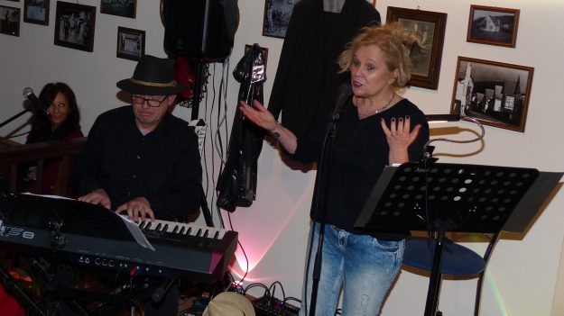 Eveline Lembke und Daniel Schulz am Piano im "Kirchlein"