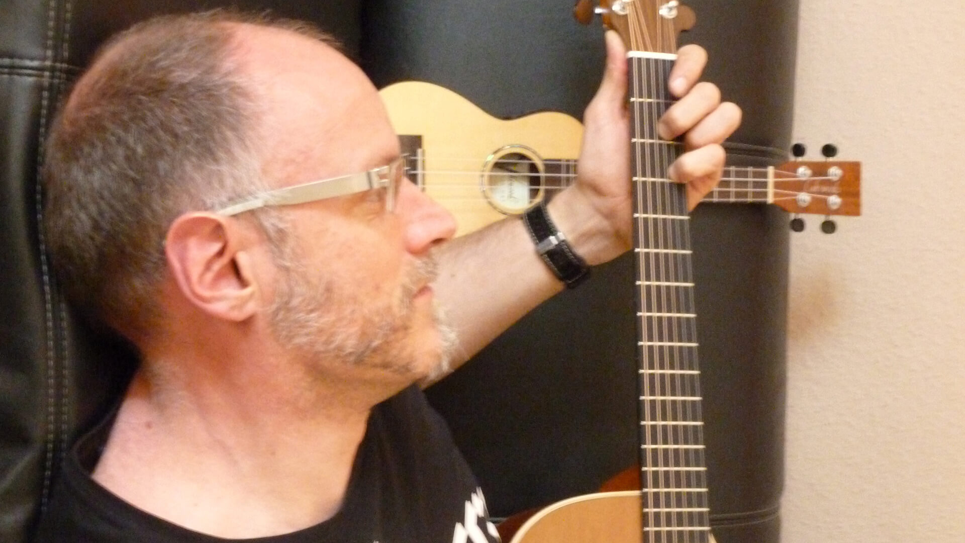 Michael Hahn mit Gitarre