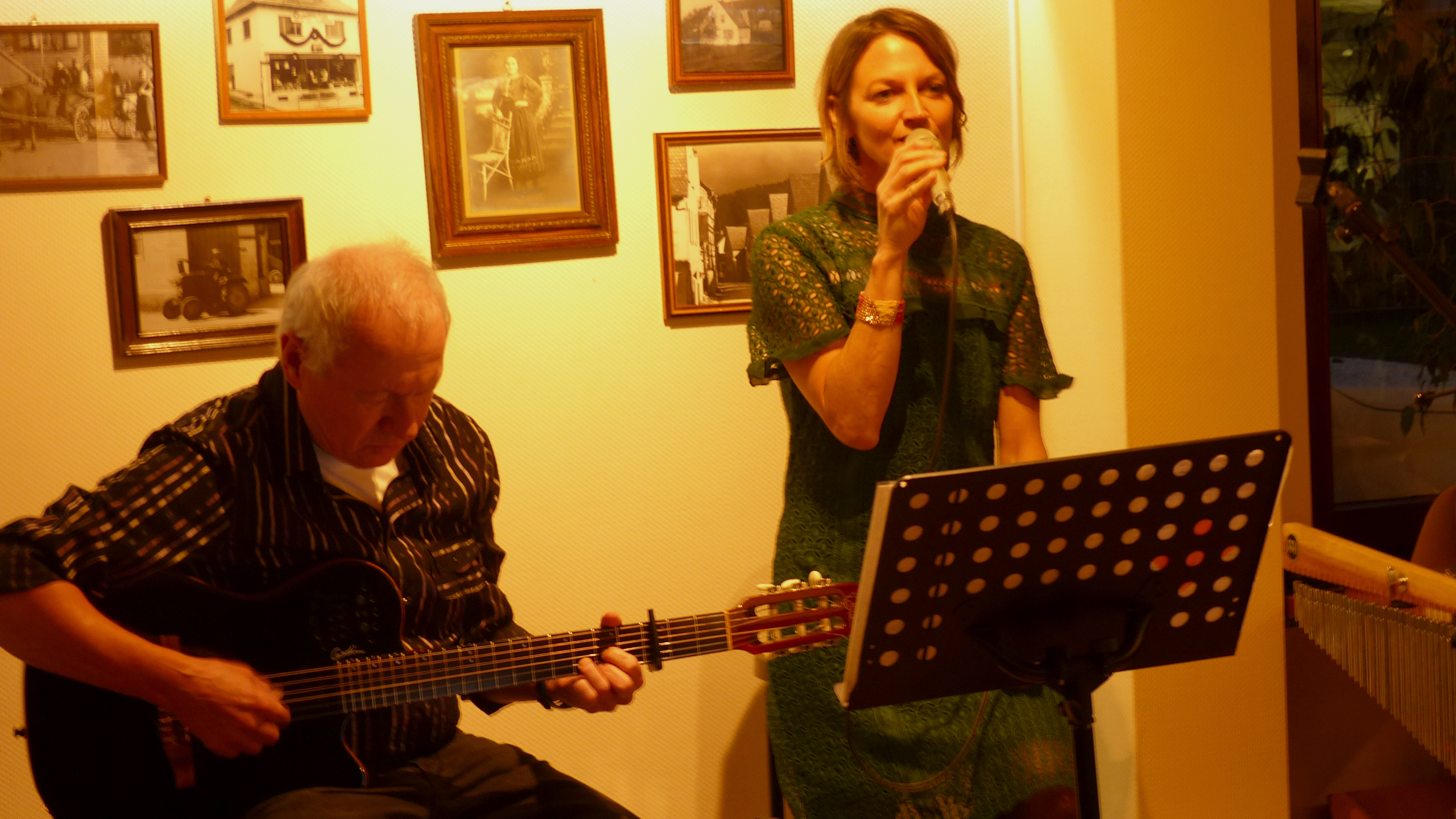 Balladeire - Christine Burock am Micro und Ho. Moritz mit Gitarre im "Kirchlein" im