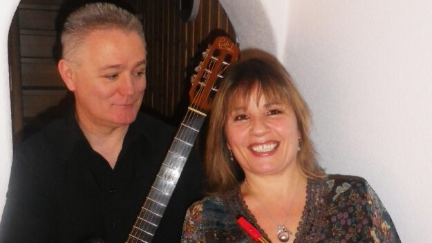 kunst-event-duo-celtic-tree Celtic Tree, John Morrell mit Gitarre und Siobhan Prendergast.