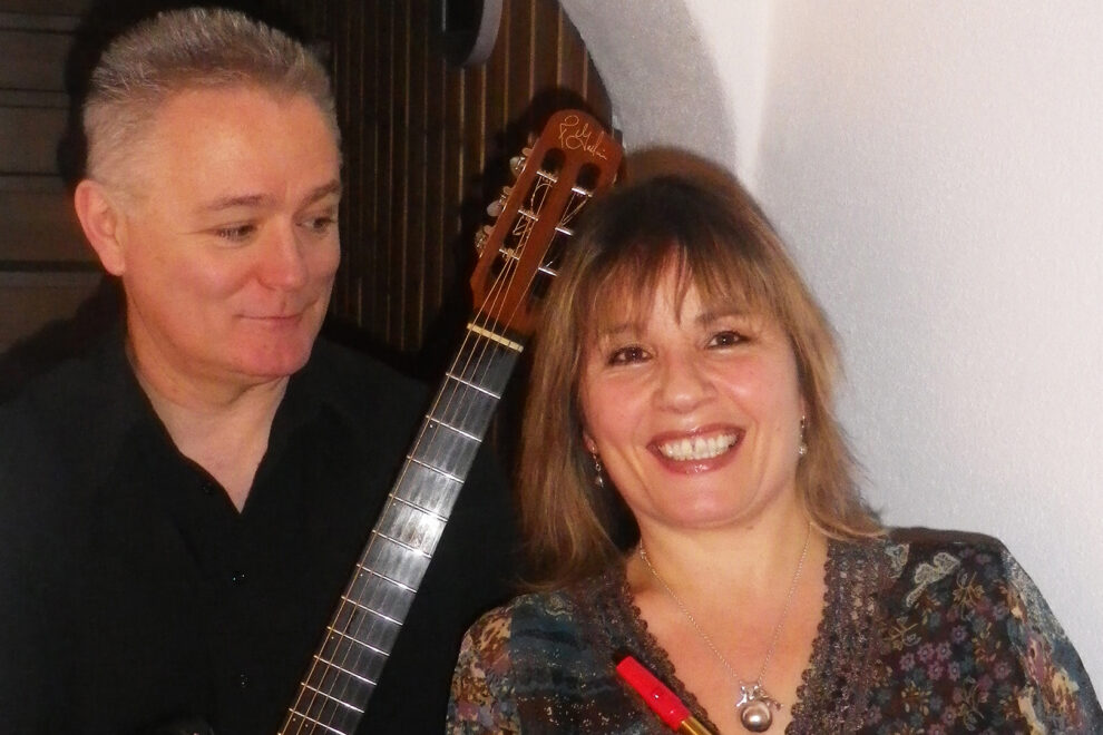 Celtic Tree, John Morrell mit Gitarre und Siobhan Prendergast.