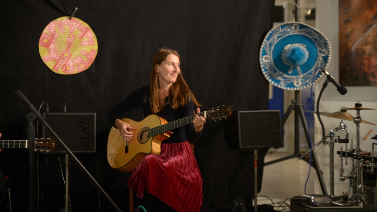 trio-trallafitti-musikerin-sabine-schade Künstlerin Sabine Schade mit Gitarre bei einem Auftritt des Tri Trallafitti.