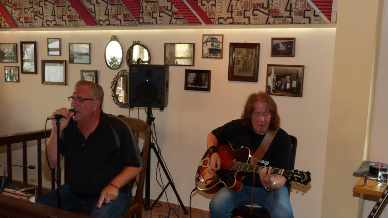 Riverside Blues Duo auf der Bühne im "Kirchlein"