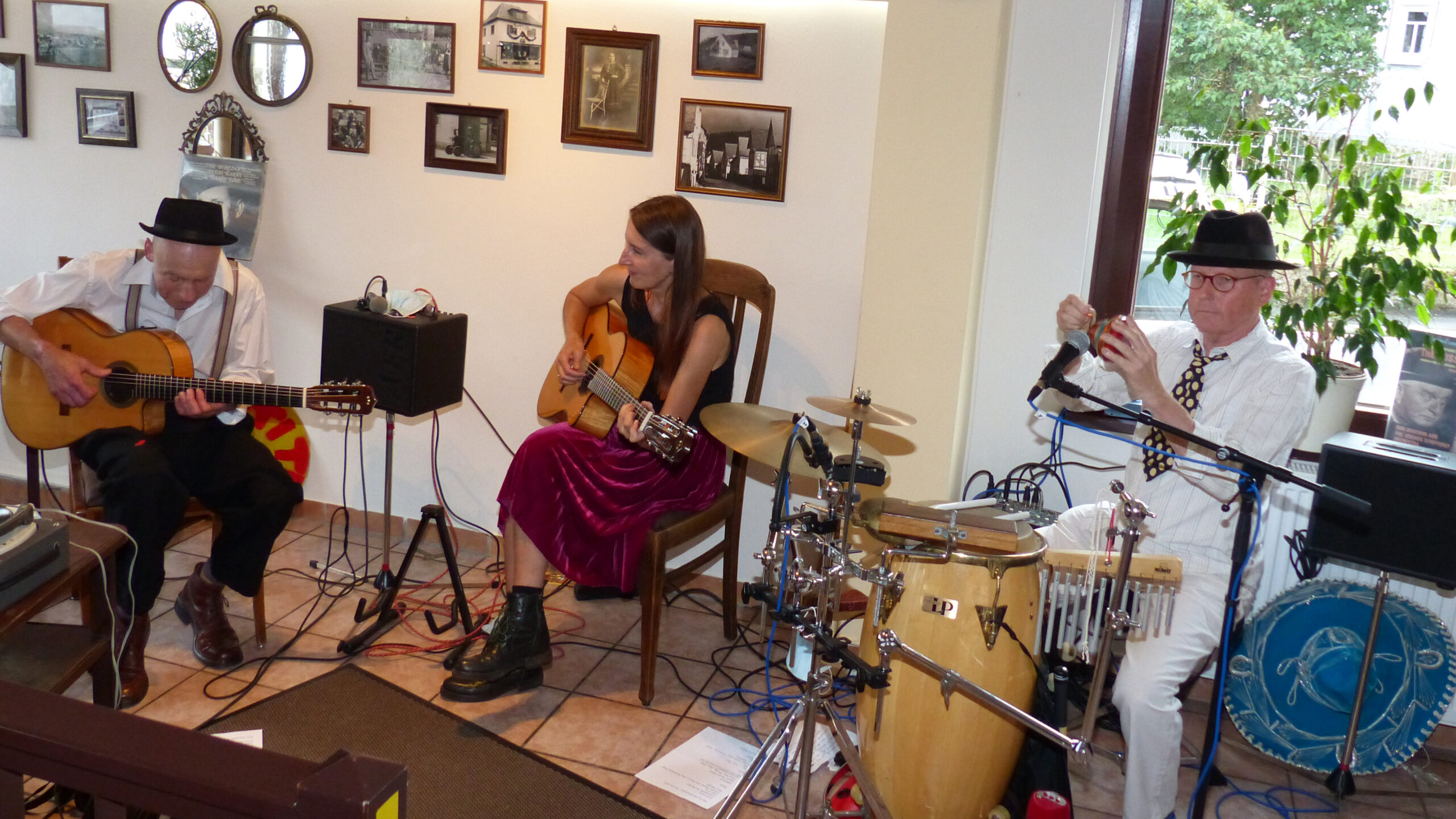 Trio Trallafitti live beim Auftritt im "Kirchlein"