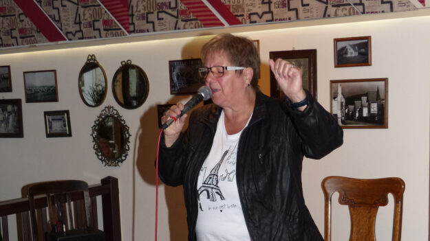 Nora Schmidt am Mikro