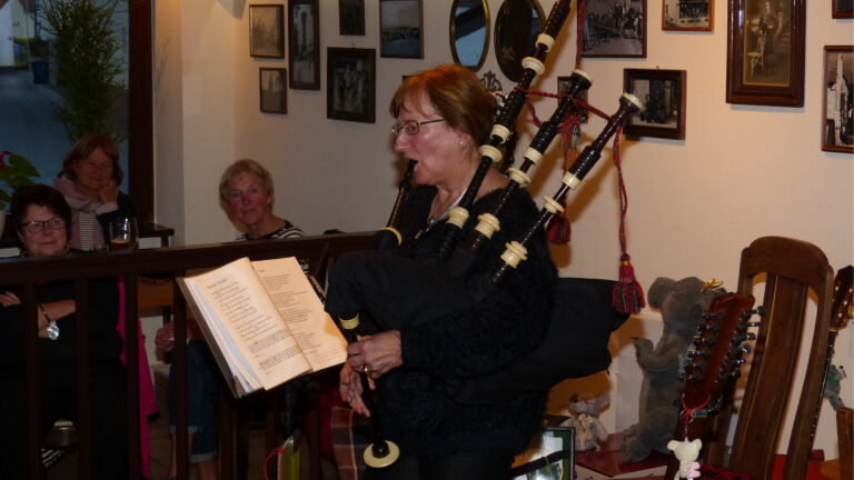 Cora Gladitz mit Dudelsack beim Auftritt im "Kirchlein"