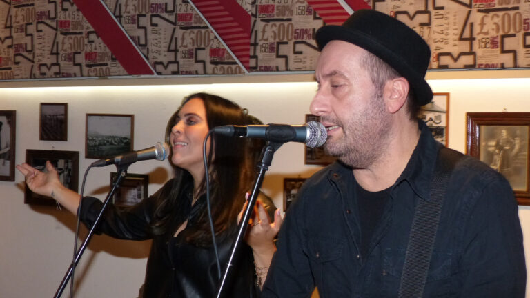 Die beiden Musiker des Duo Tonland am Mikro beim Konzert im Kirchlein