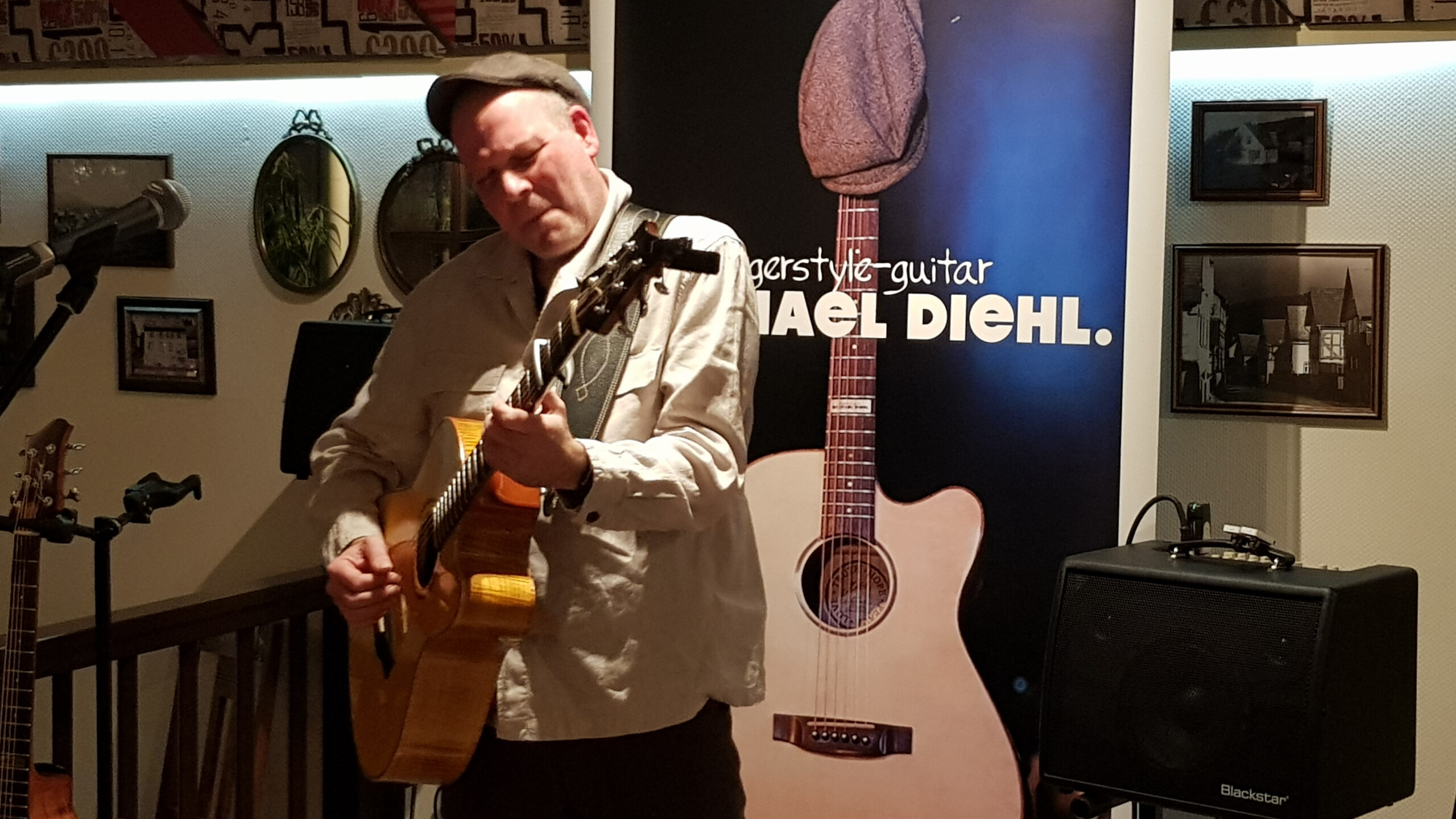 Michael Diehl mit seiner Gitarre beim Auftritt im Kirchlein