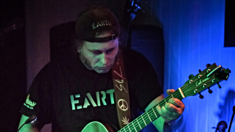 Musiker Stefan Keil live an der Gitarre
