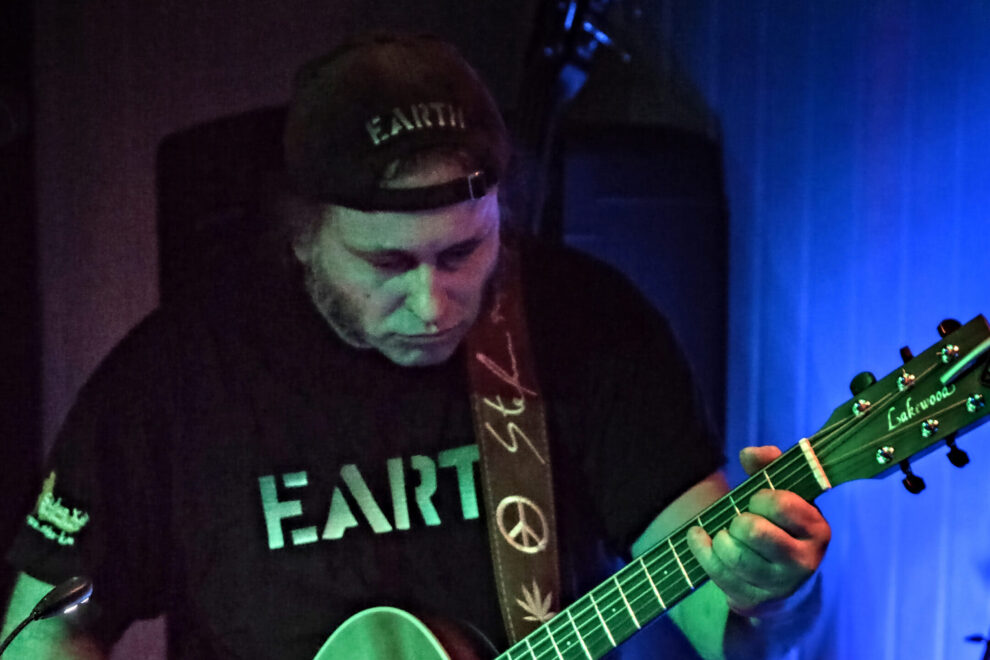 Musiker Stefan Keil live an der Gitarre