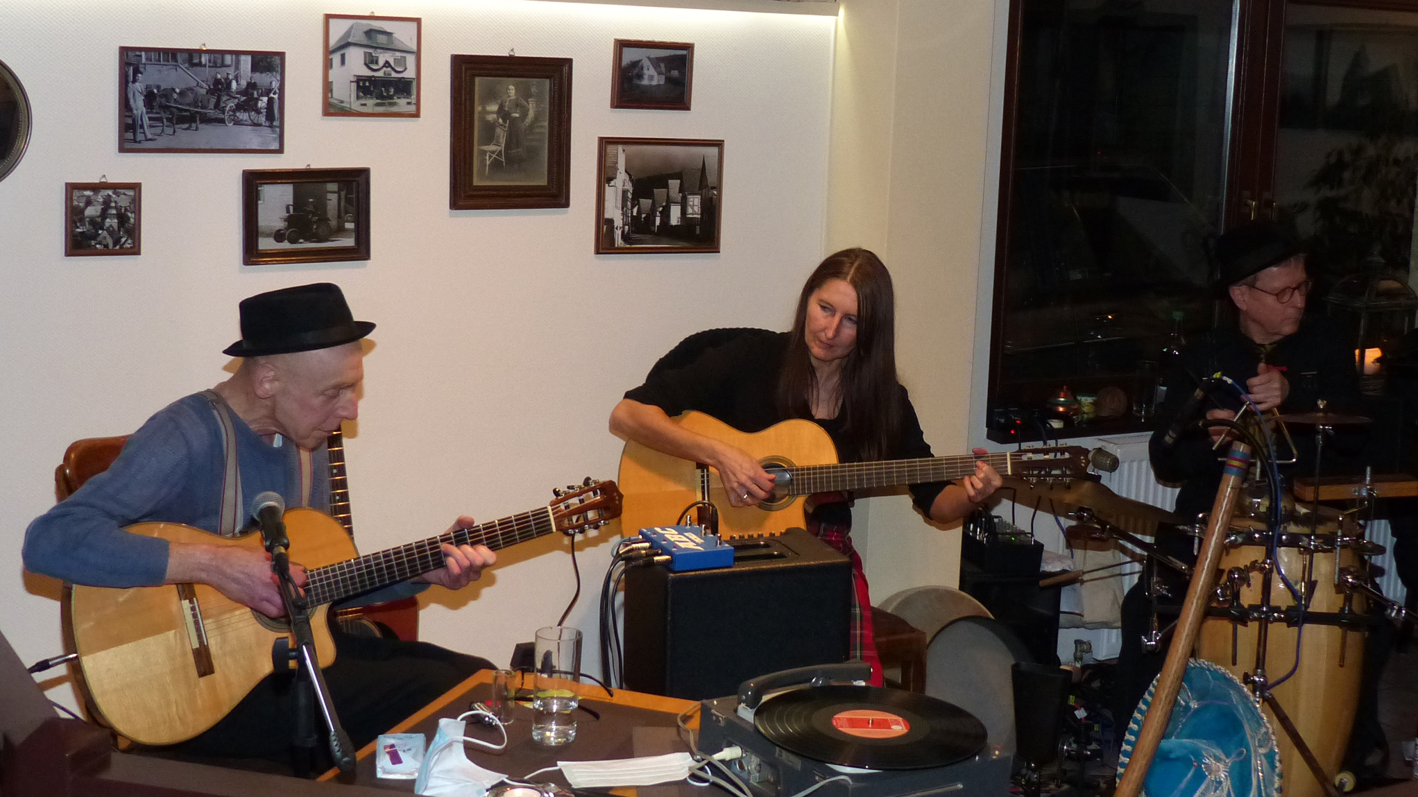Musiker des Trio Trallafitti mit Instrumenten live im "Kirchlein".