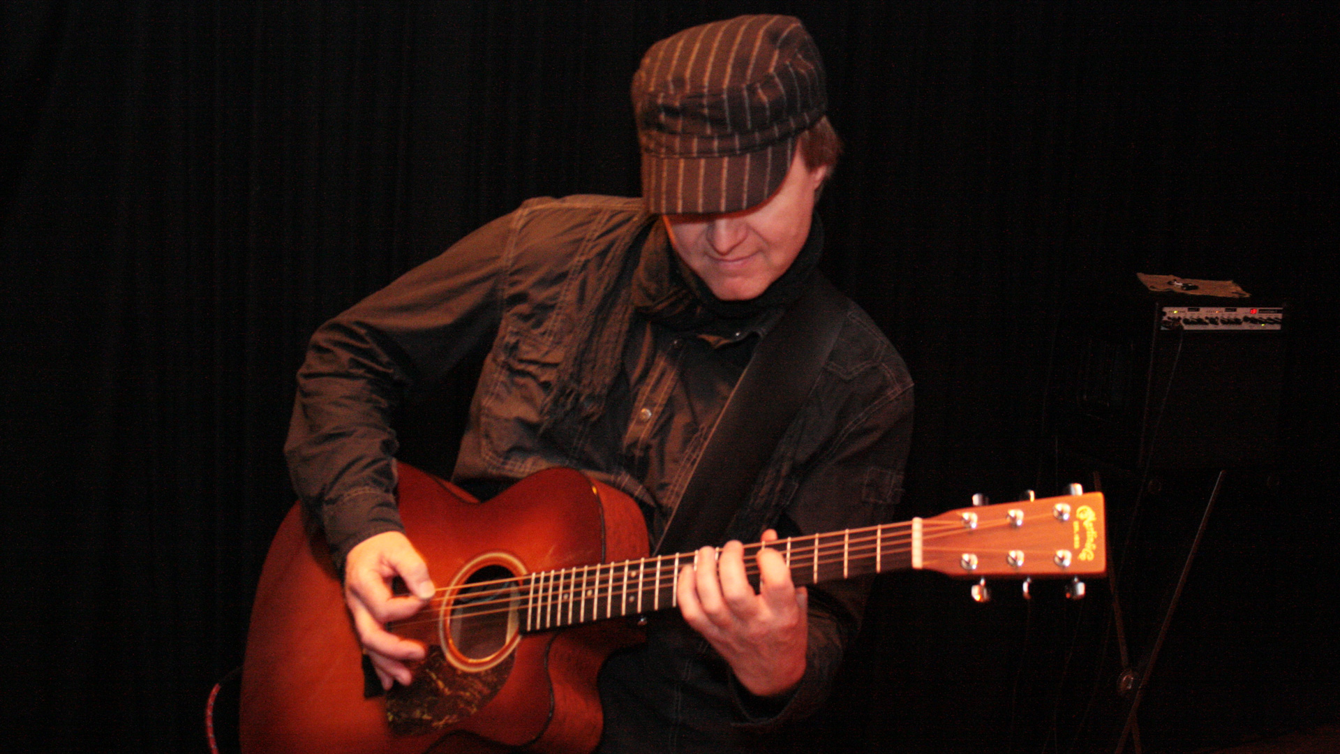 Musiker Michael Volland mit Gitarre