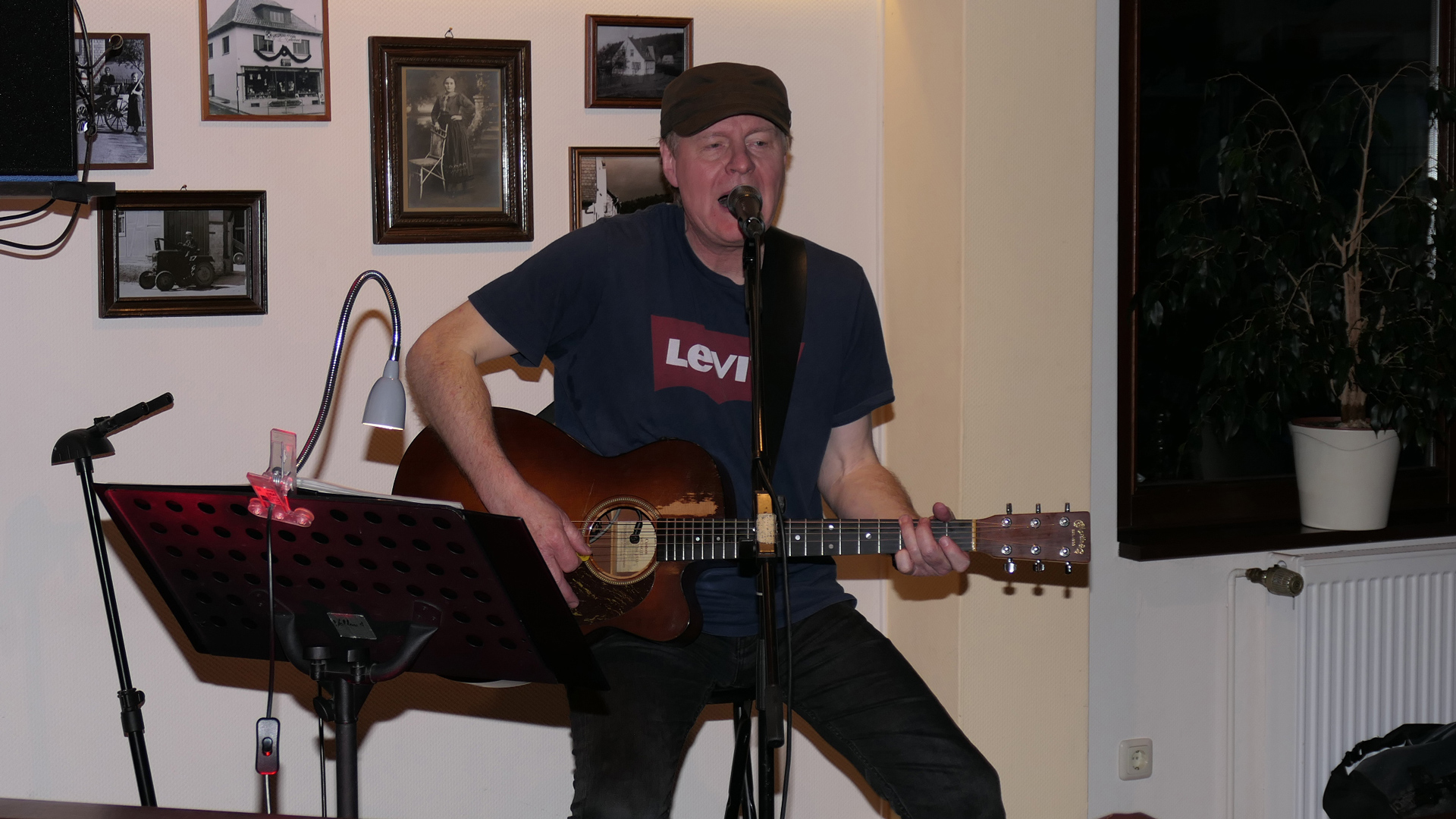 Peter Volland mit Gitarre bei seinem Auftritt im "Kirchlein"