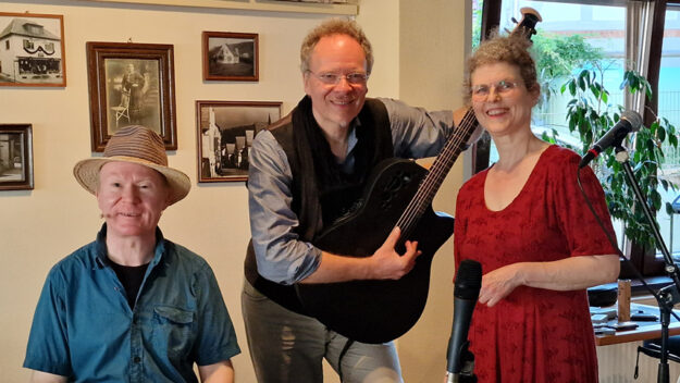 kein-schritt-zurueck-musiker Musiker "Kein Schritt zurück" auf der Bühne im Kirchlein