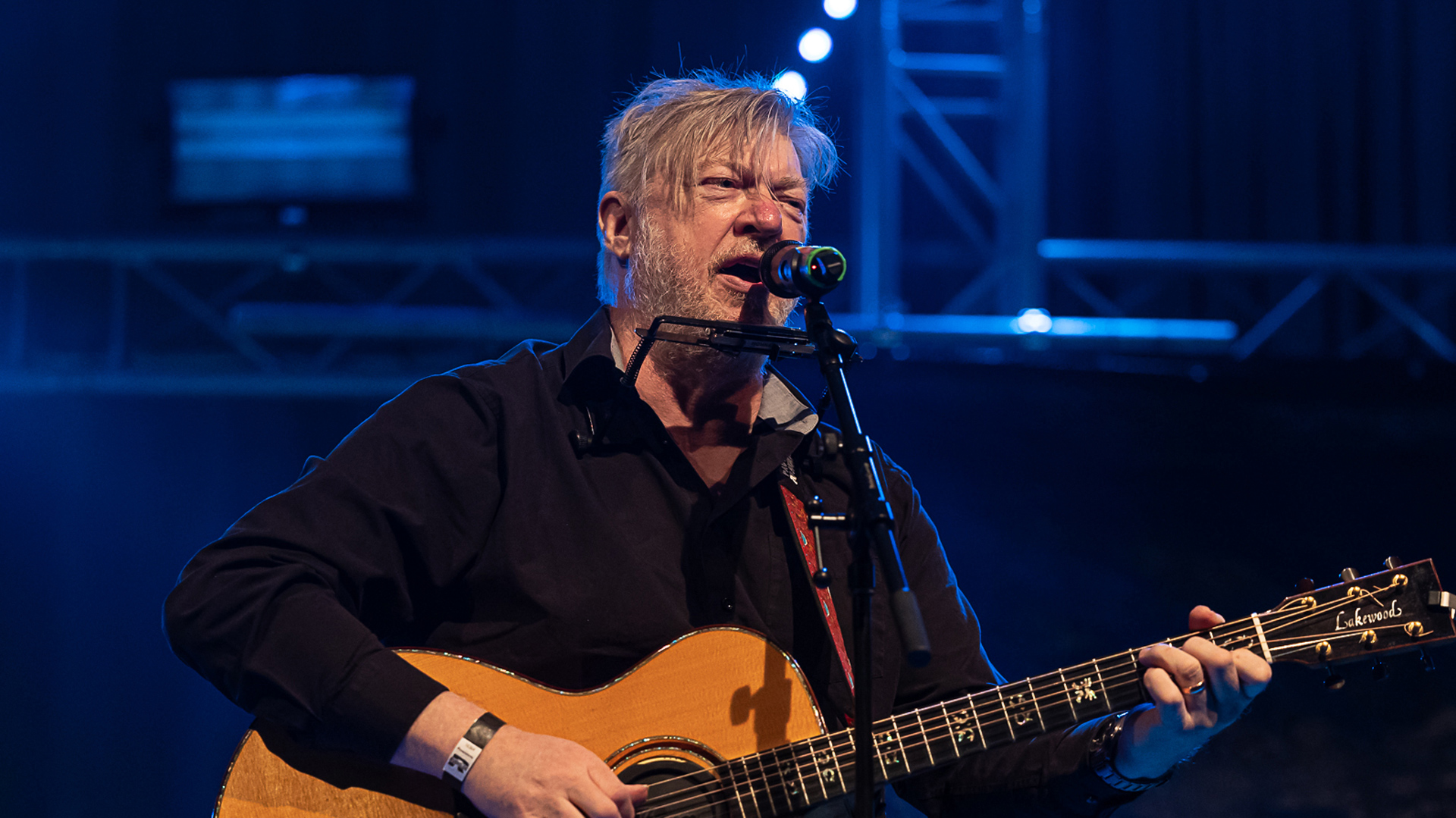 Paddy Schmidt mit Gitarre