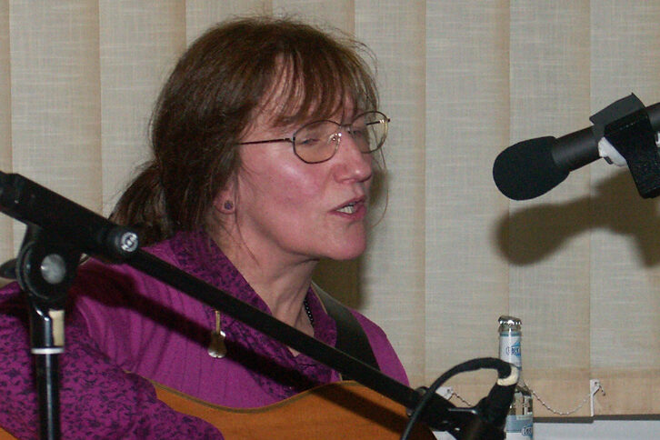 Cora Gladitz live am Mikro