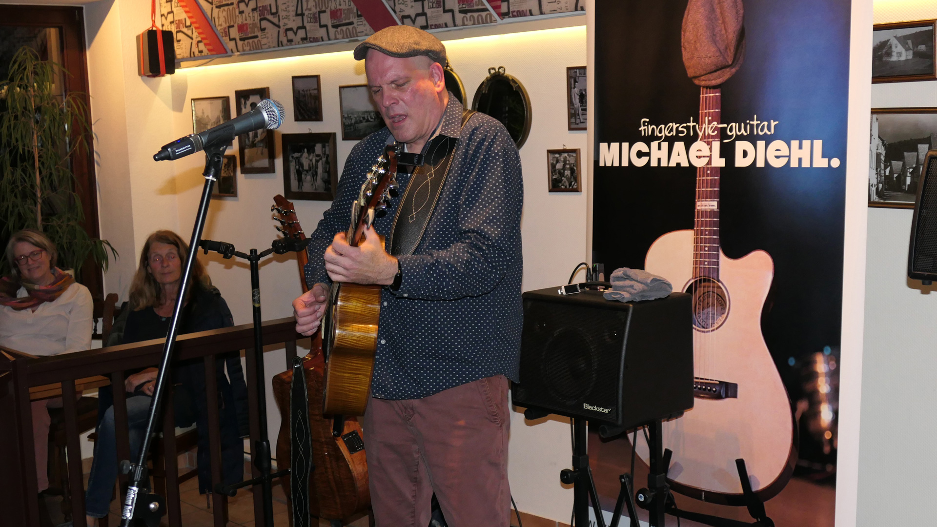 Michael Diehl mit Fingerstyle-Gitarre auf der Bühne im Kirchlein