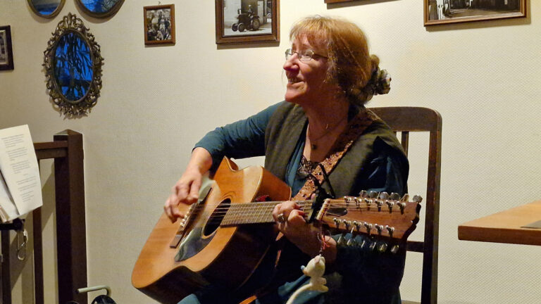 cora-gladitz-live-event-kirchlein Cora Gladitz mit Gitarre live