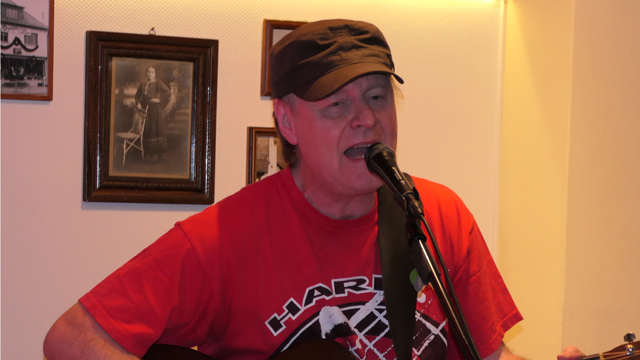 Peter Volland am Mikro beim Event im Kirchlein