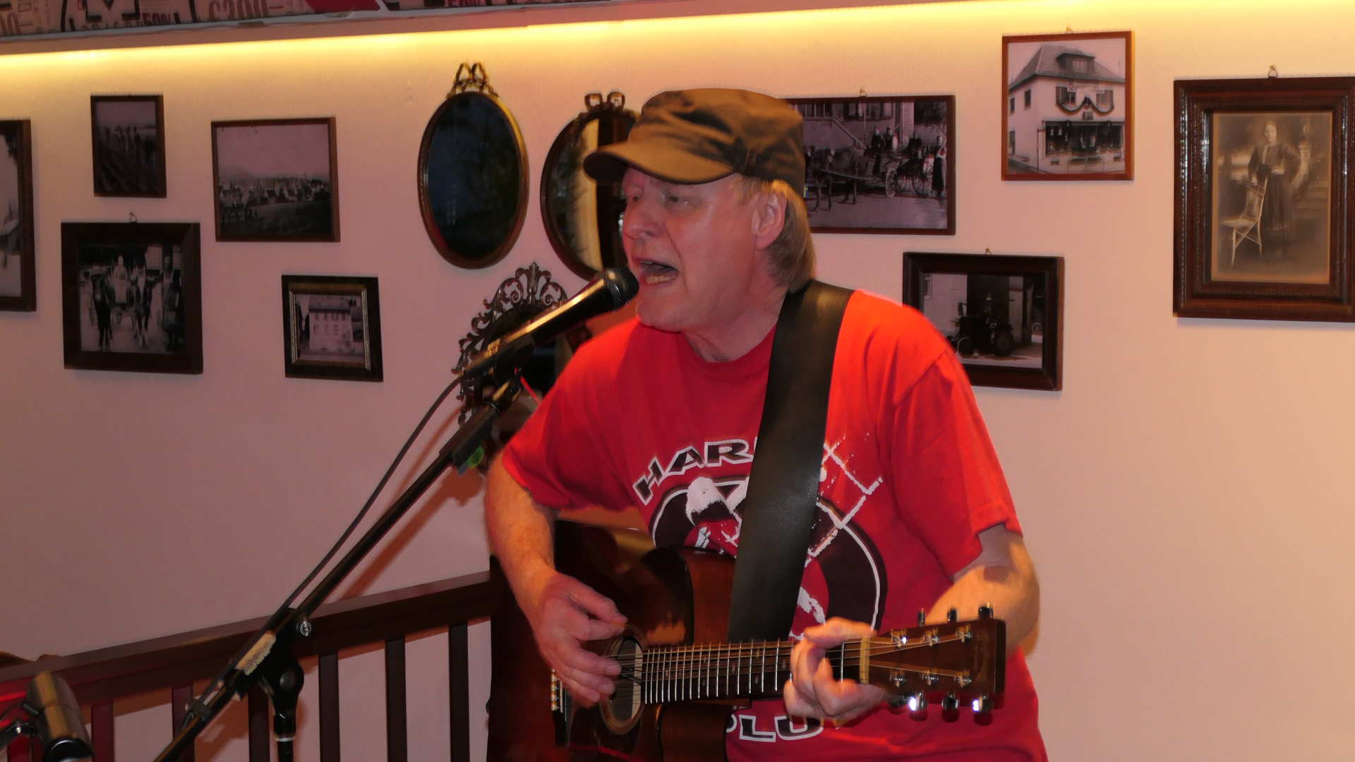 Peter Volland live beim Konzert im Kirchlein