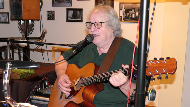 roth-schaefer-event-kirchlein Berthold Schäfer an der Gitarre beim Event im "Kirchlein"