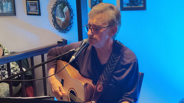 ulli-nass-event-kirchlein Ulli Nass mit Gitarre und Mikro beim Event im Kirchlein