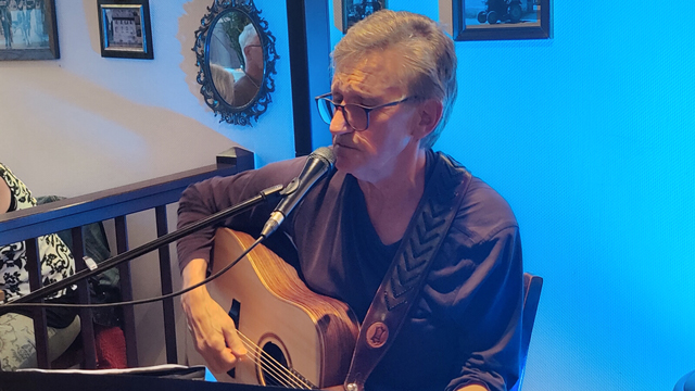 ulli-nass-event-kirchlein Ulli Nass mit Gitarre und Mikro beim Event im Kirchlein