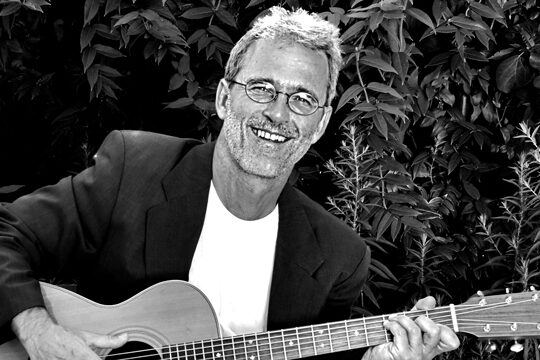 Christian Gömpel mit Gitarre
