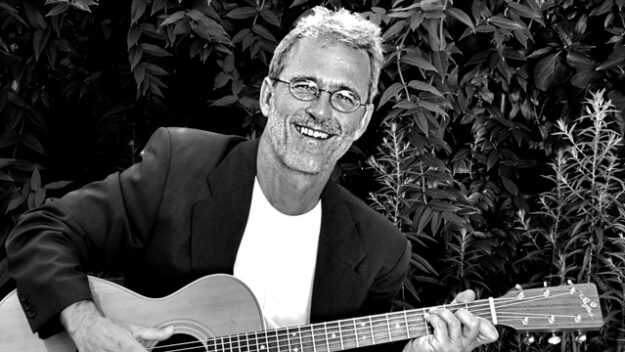 Christian Gömpel mit Gitarre