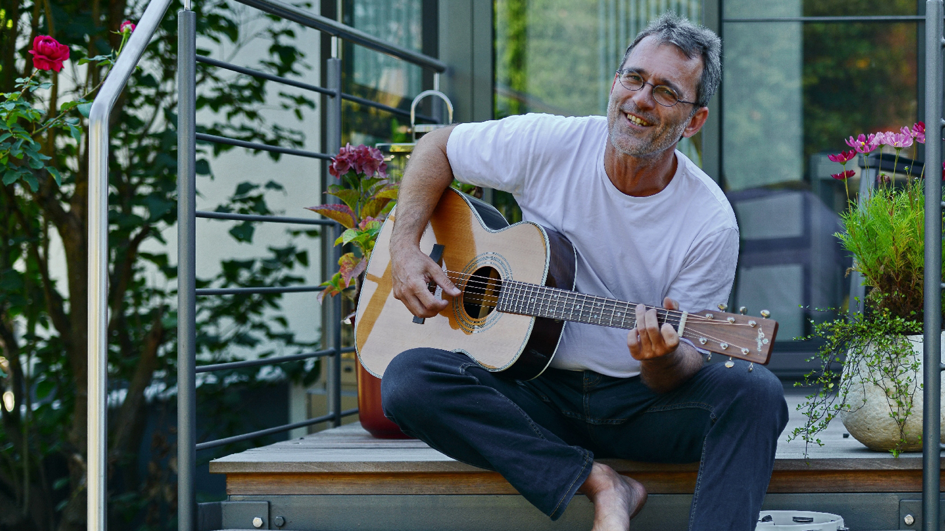 Musiker Christian Gömpel an der Gitarre